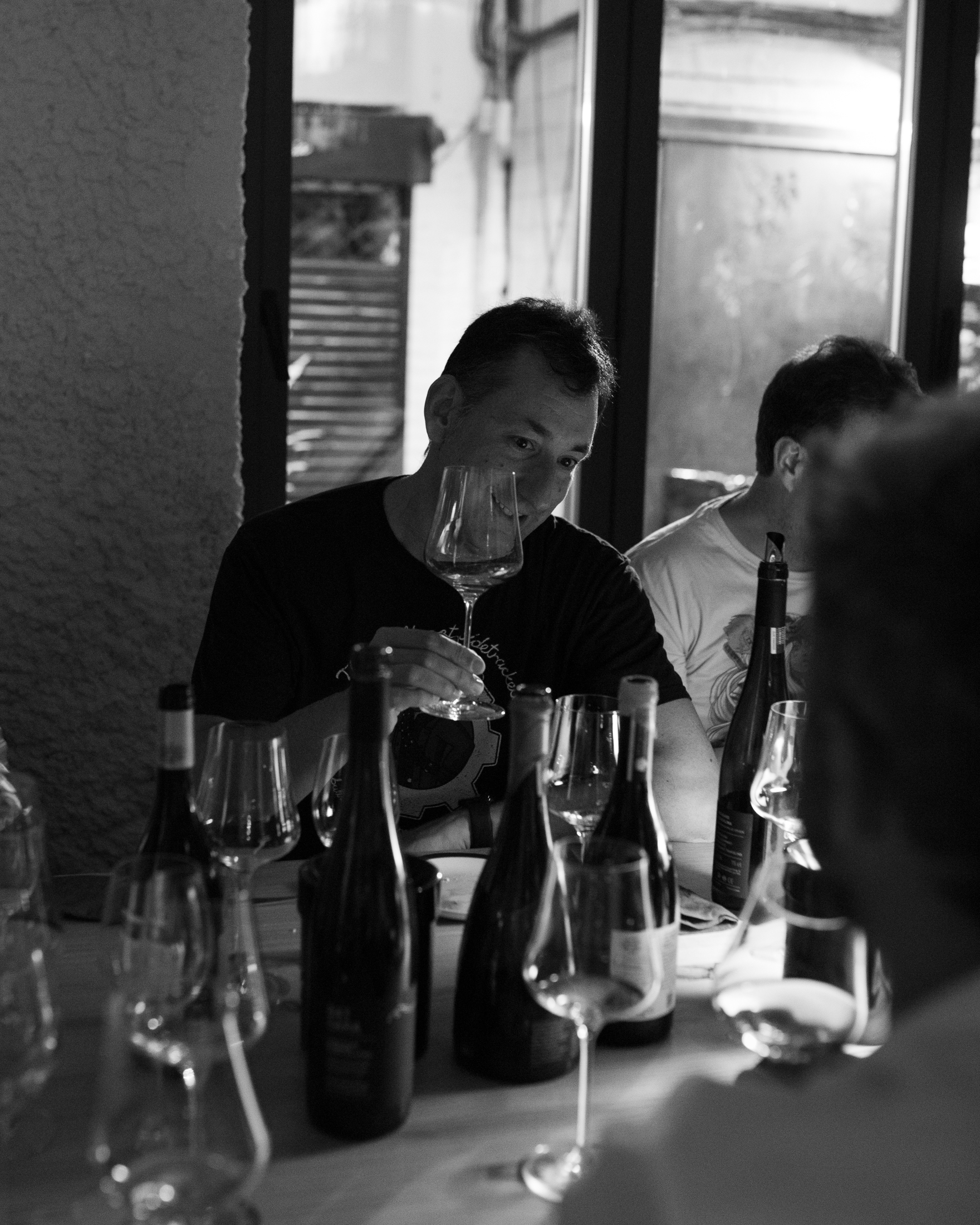 Comensal catando una copa de txakoli Bat Gara en la Cena con el Enólogo de Roots